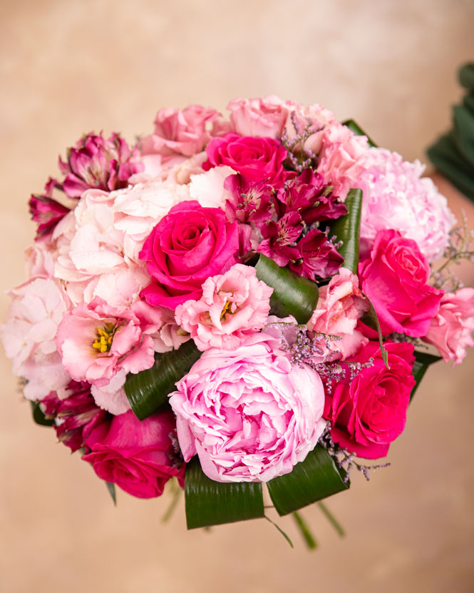 Bouquet with pink roses and hydrangea