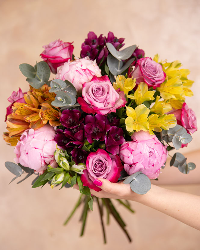 Bouquet of peonies and roses