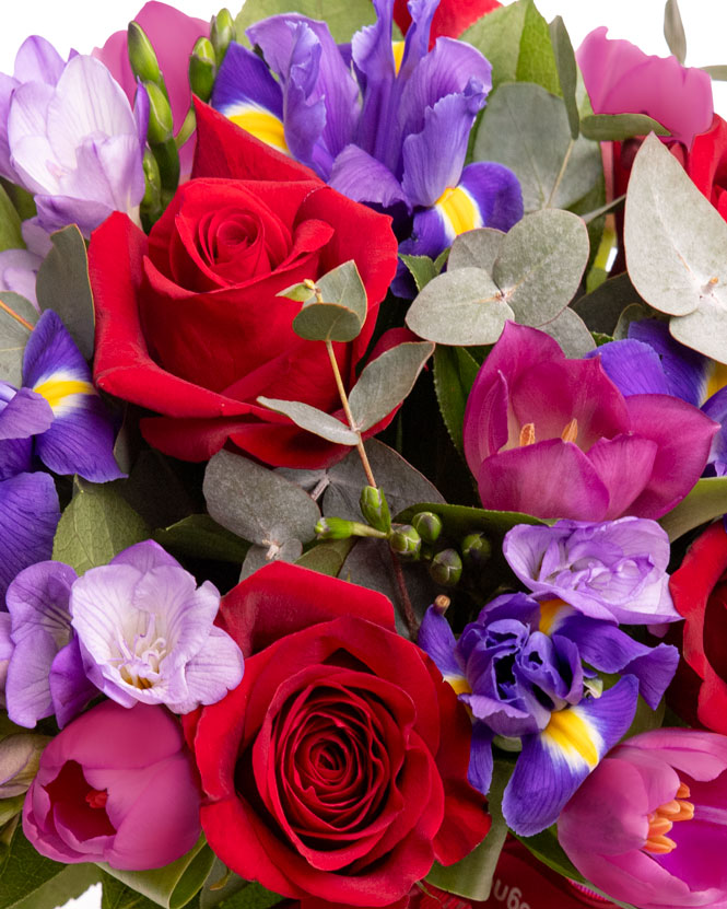 Bouquet of freesias and roses