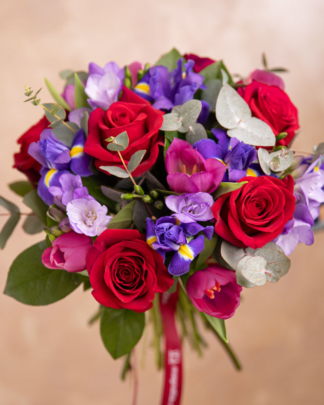 Bouquet of freesias and roses