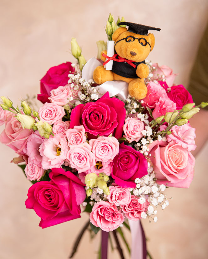 Buchet de absolvire cu trandafiri roz și accesorii