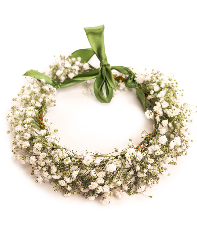 Coroniță din flori naturale albe și buchet de trandafiri mov 