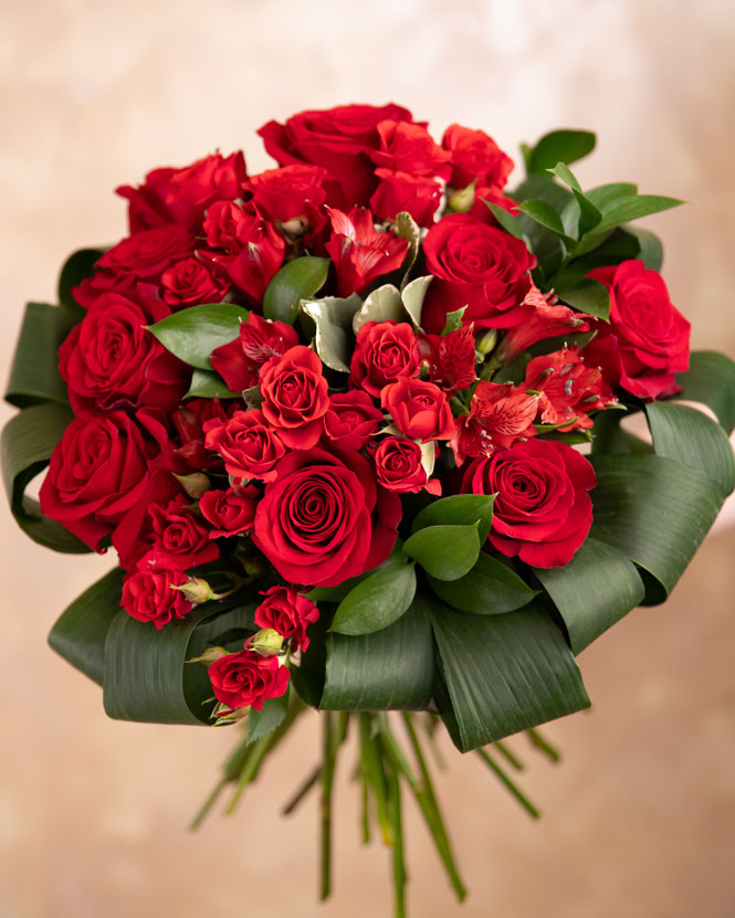 Bouquet of alstroemeria and roses