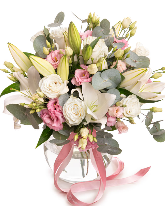 Lilies and white roses bouquet