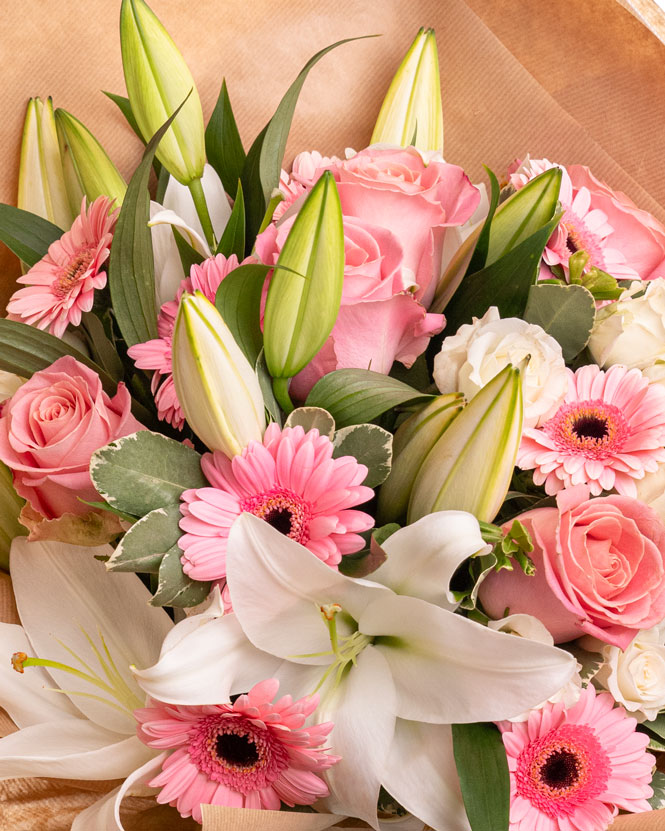 Buchet din crini, gerbera şi trandafiri 