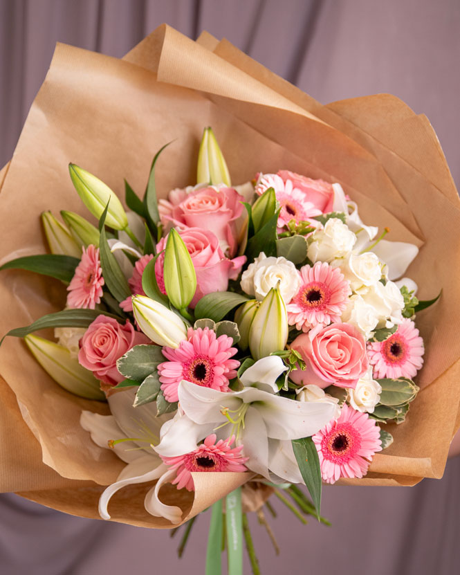 Buchet din crini, gerbera şi trandafiri 