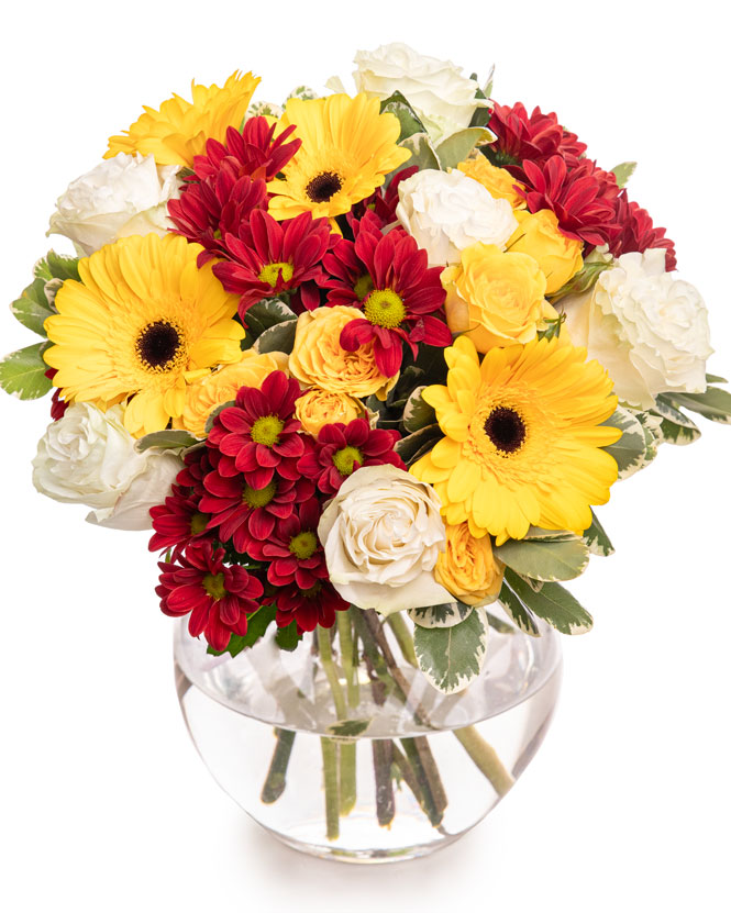 Buchet cu trandafiri albi, gerbera și crizanteme