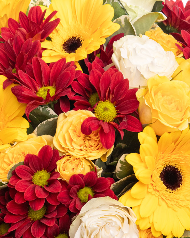 Buchet cu trandafiri albi, gerbera și crizanteme