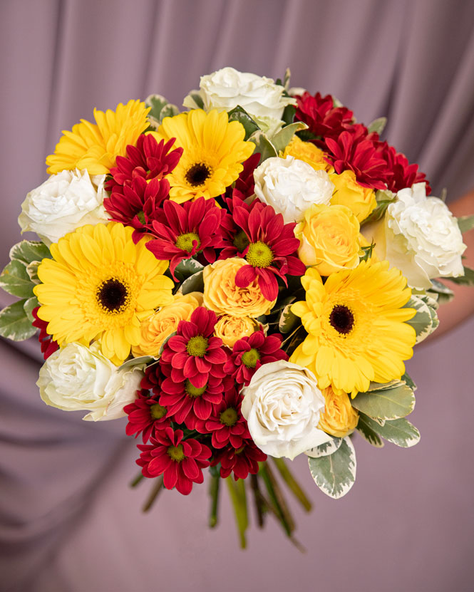 Buchet cu trandafiri albi, gerbera și crizanteme