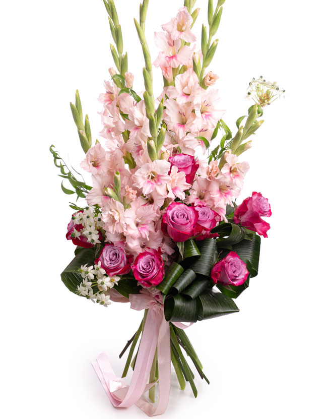 Buchet gladiole și trandafiri mov