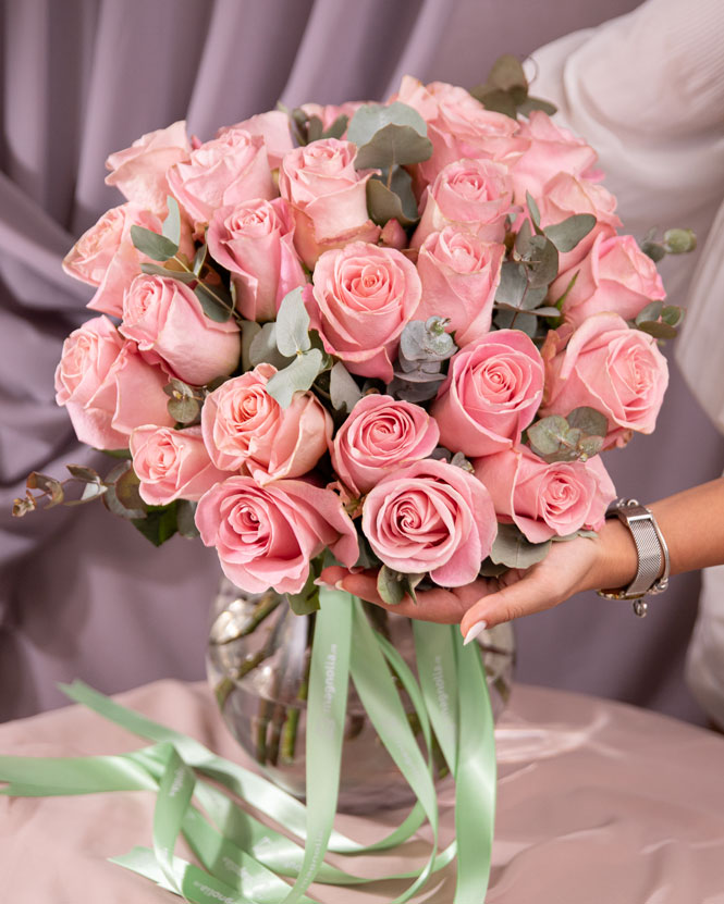 Buchet de trandafiri roz şi eucalipt