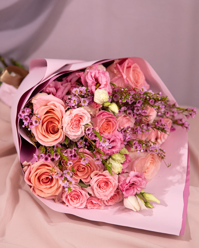 Buchet trandafiri roz și eustoma