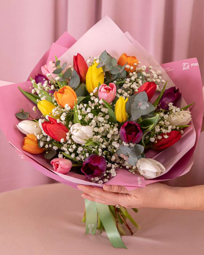 Buchet cu lalele colorate şi gypsophila