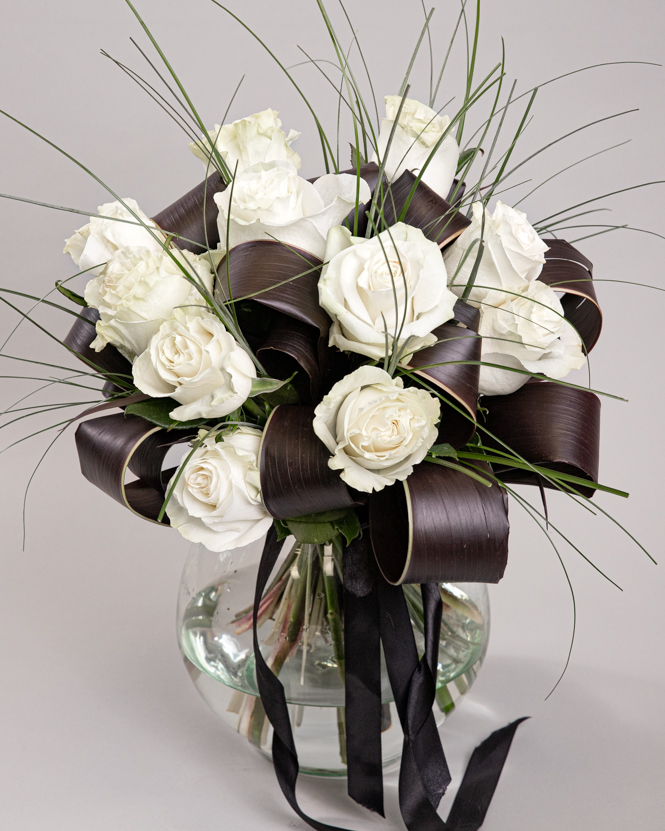 Buchet funerar cu trandafiri albi