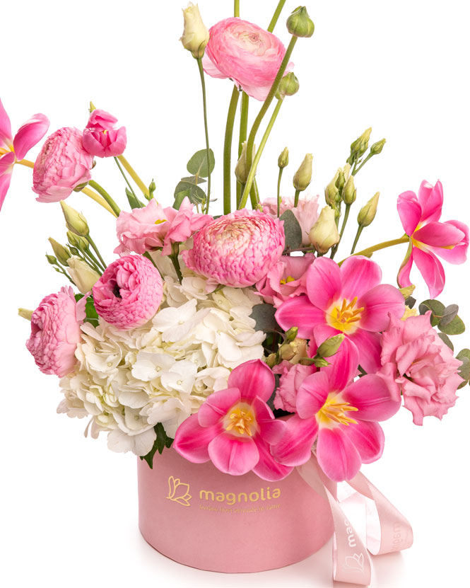 Aranjament floral cu ranunculus și lalele