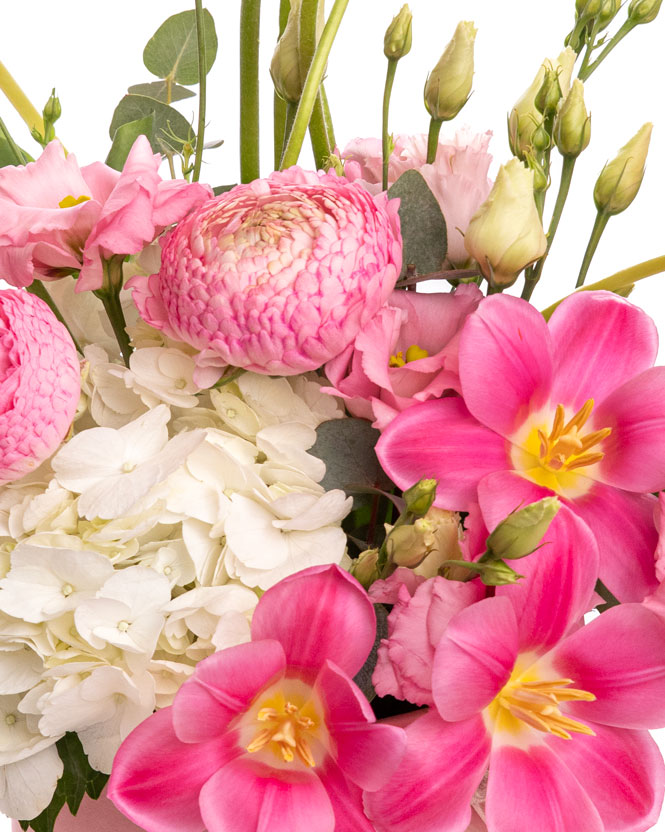 Aranjament floral cu ranunculus și lalele