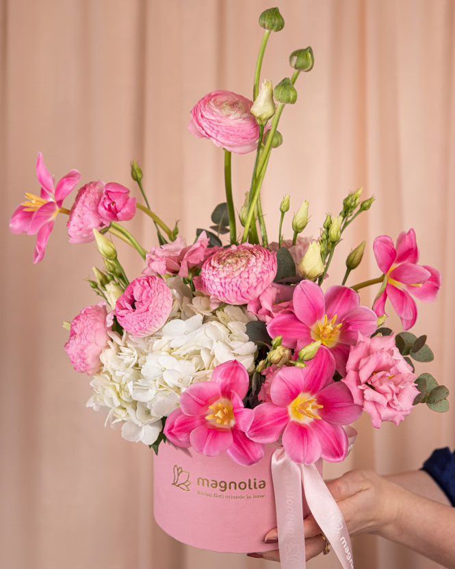 Aranjament floral cu ranunculus și lalele