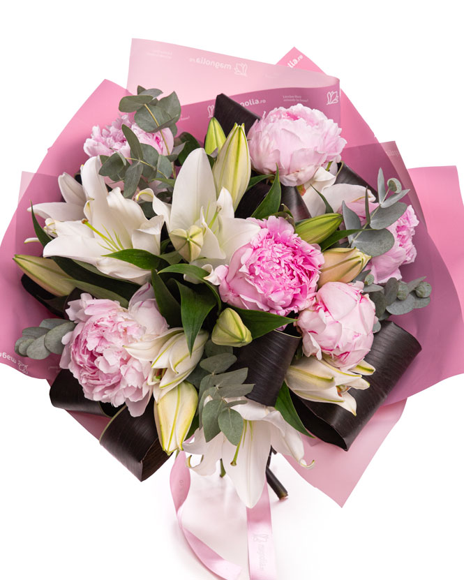 Buchet cu bujori roz si crini „Whispers of Grace”