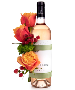 Aranjament cu vin rosé și trandafiri