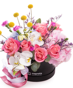 Aranjament floral cu trandafiri și orhidee 