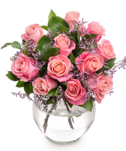 Buchet trandafiri roz decorați cu verdeață