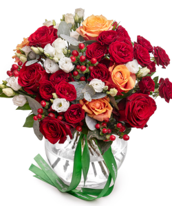 Buchet trandafiri şi hypericum