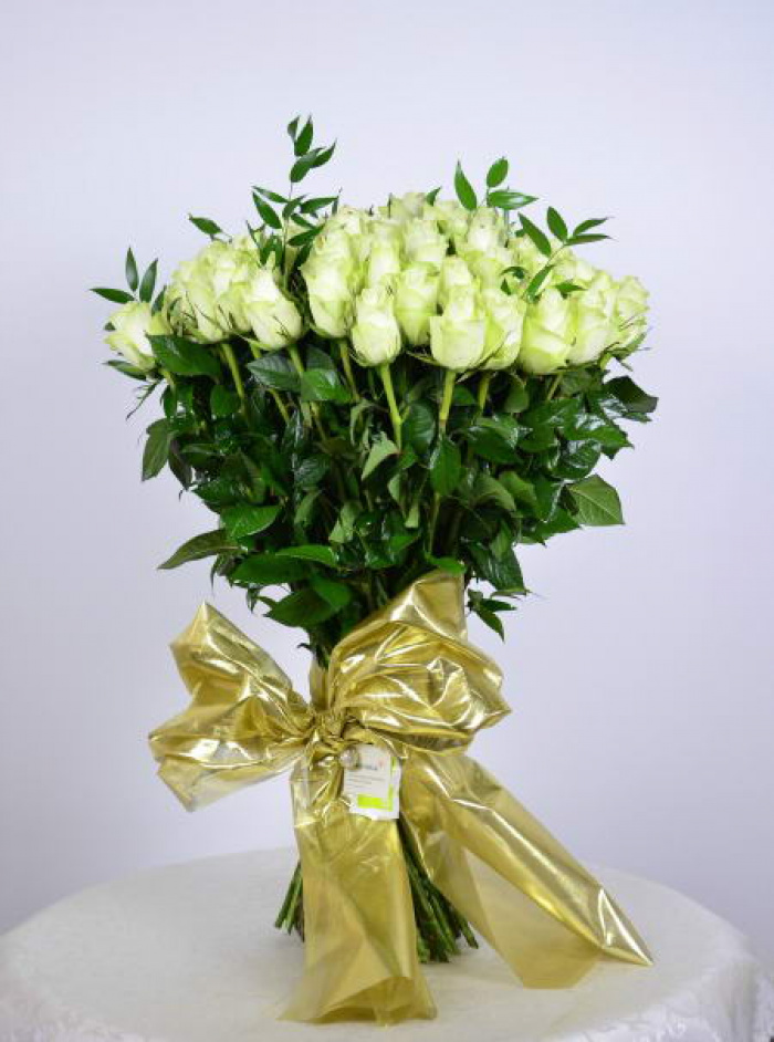 Buchet 75 trandafiri albi legaţi cu o fundă mare aurie – imaginea 1