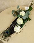 Buchet din 3 trandafiri albi decoraţi cu o pană de păun
