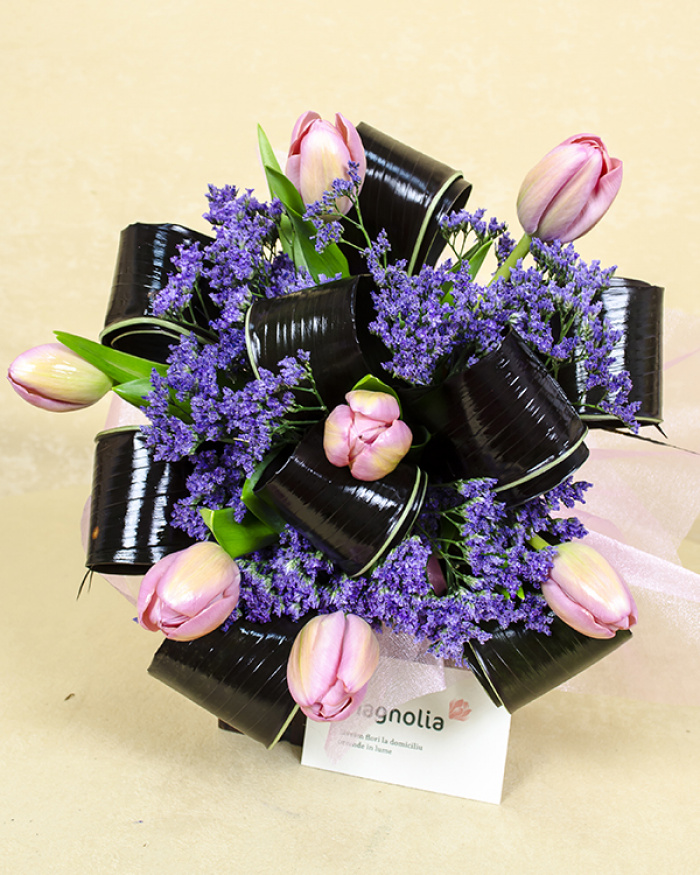 Buchet 7 lalele roz și limonium – imaginea 3