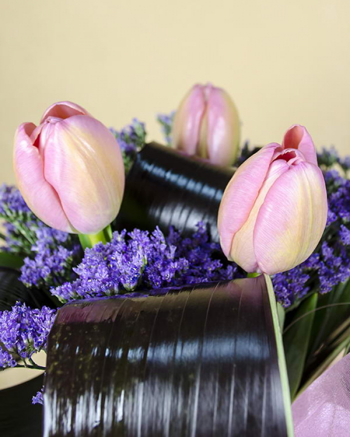 Buchet 7 lalele roz și limonium – imaginea 4