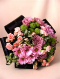 Buchet cu flori roz şi verzi – imaginea 1