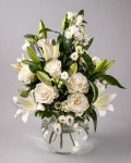 Buchet cu trandafiri albi, crini și lisianthus – imaginea 1