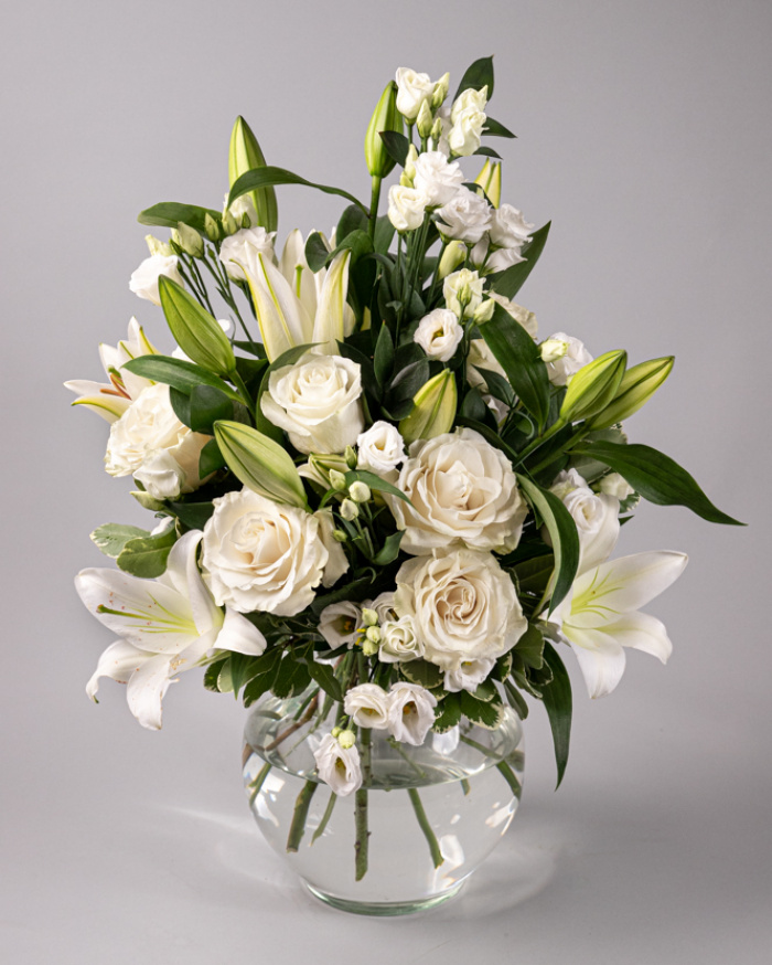 Buchet cu trandafiri albi, crini și lisianthus – imaginea 1