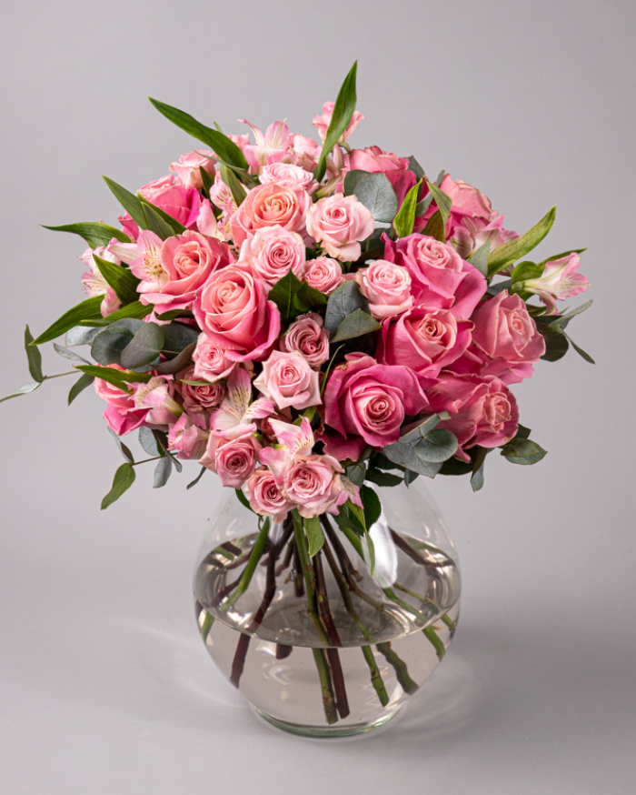 Bouquet with pink roses and greenery – imaginea 1