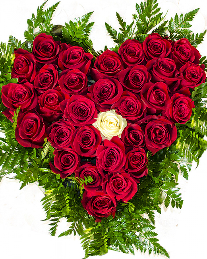 Heart shaped arrangement with 31 red roses – imaginea 1