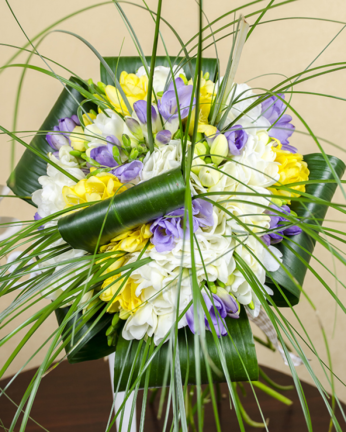 Buchet 39 frezii şi aspidistra în ambalaj din organza – imaginea 1