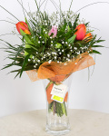 Buchet 5 lalele cu gypsophilla, chico şi beargrass
