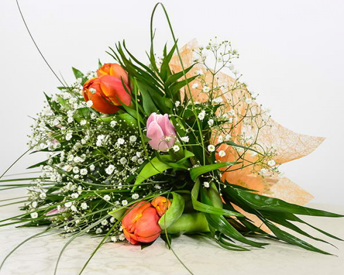 Buchet 5 lalele cu gypsophilla, chico şi beargrass