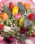 Buchet cu lalele colorate şi gypsophila – imaginea 2