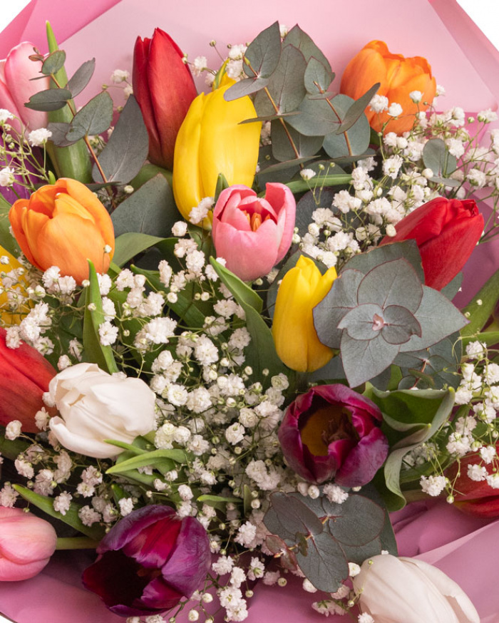 Buchet cu lalele colorate şi gypsophila – imaginea 2
