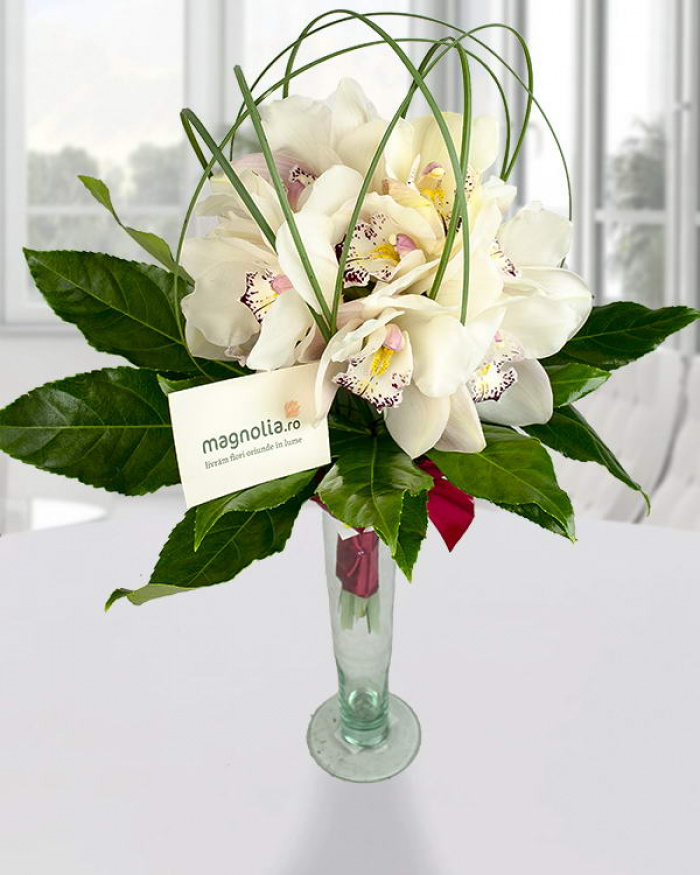 White Cymbidium orchid bouquet with aralia leaves – imaginea 1