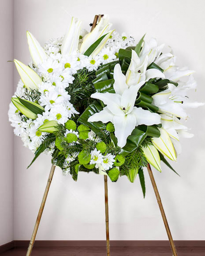 Jerbă funerară cu flori albe şi verzi – imaginea 1