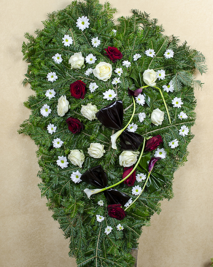 Coroană funerară cu flori naturale şi accesorii – imaginea 1