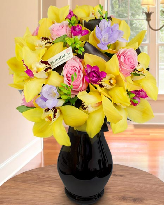 Buchet 7 trandafiri şi orhidee cymbidium galbenă