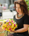 Bouquet with 7 roses and yellow Cymbidium orchid – imaginea 2