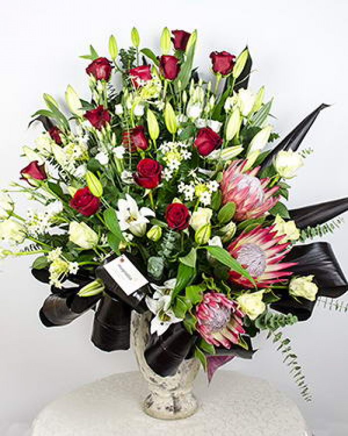 Aranjament cu trandafiri, crini, protea, eustoma – imaginea 1