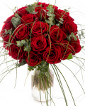 Bouquet of red roses and beargrass – imaginea 1