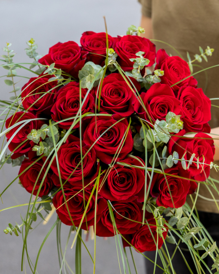 Bouquet of red roses and beargrass – imaginea 3