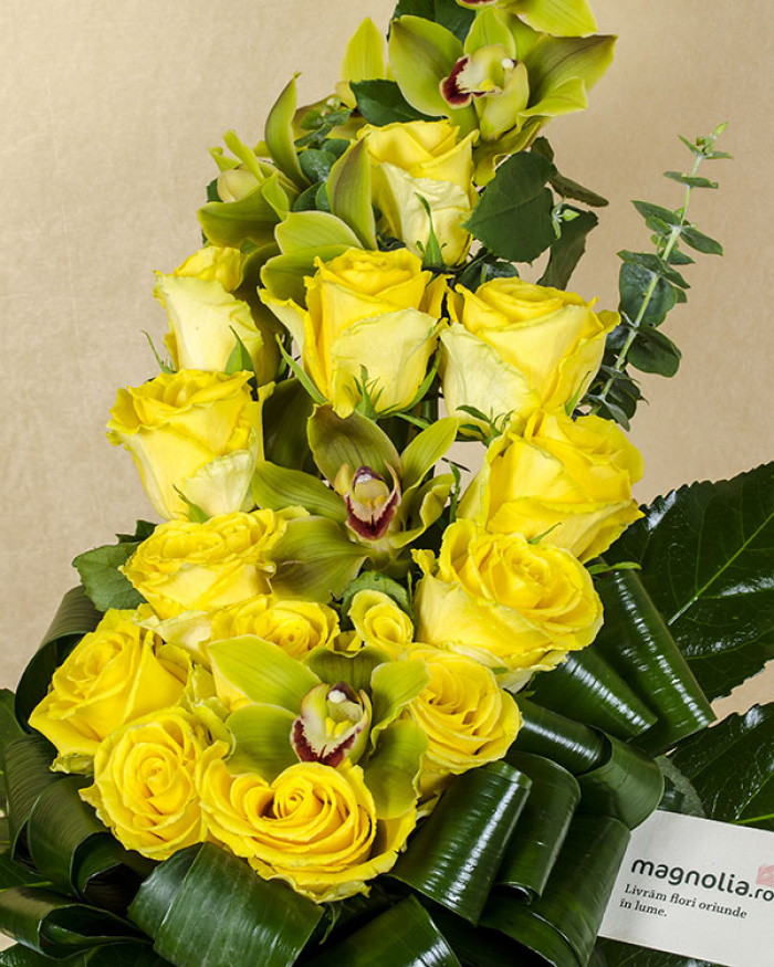 Buchet 14 trandafiri galbeni şi cymbidium