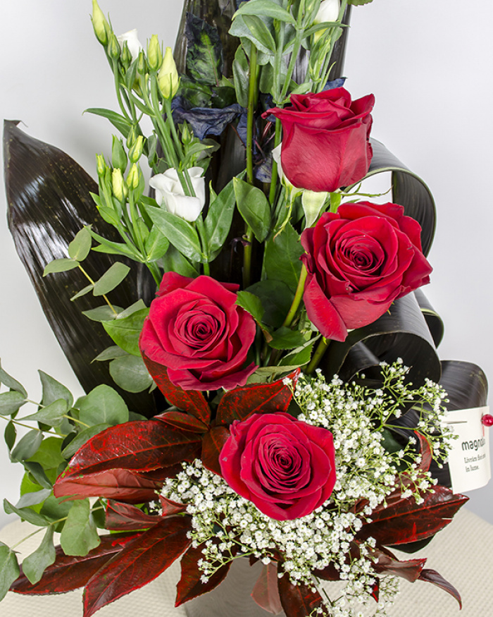 Arrangement with 7 roses, eustoma and gypsophilla – imaginea 2